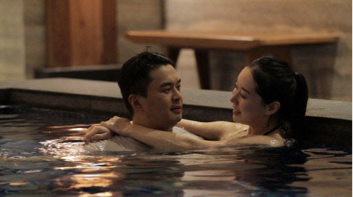 정준 김유지가 호텔 수영장에서 진한 입맞춤을 한다.(사진=TV 조선 '우리가 잊고 지냈던 세 번째: 연애의 맛' 제공)